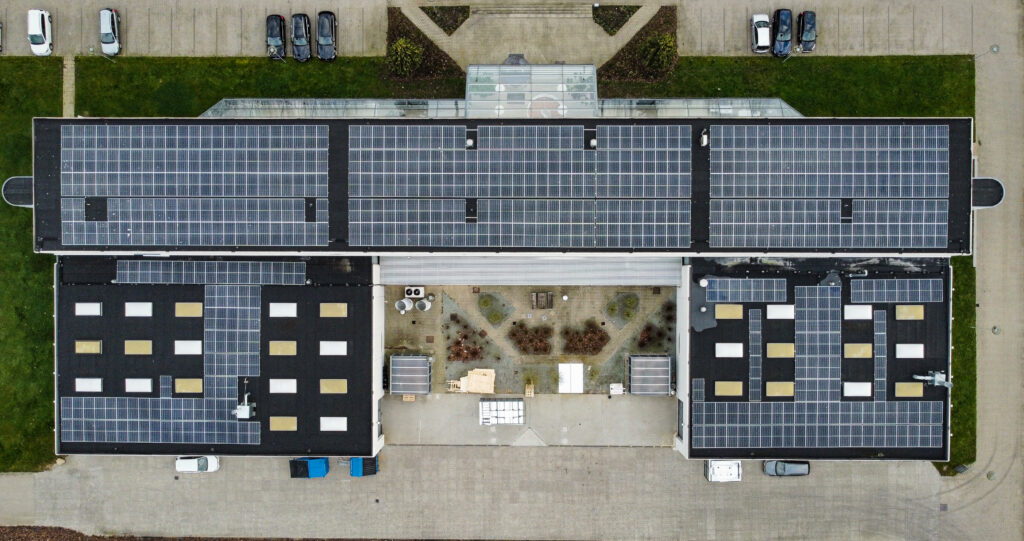 Masentia set oppefra med solceller på taget